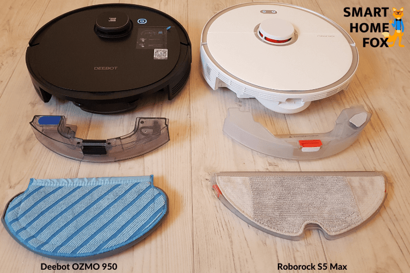 Man sieht den Roborock S5 und den Ecovacs Deebot OZMO 950 nebeneinander auf dem Boden stehen.